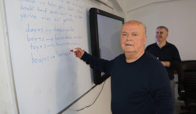 74 Yaşındaki Dededen Torununa İngilizce Sevgisi: Ahmet Çilek, İngilizce Öğrenerek Torunuyla Köprü Kuruyor