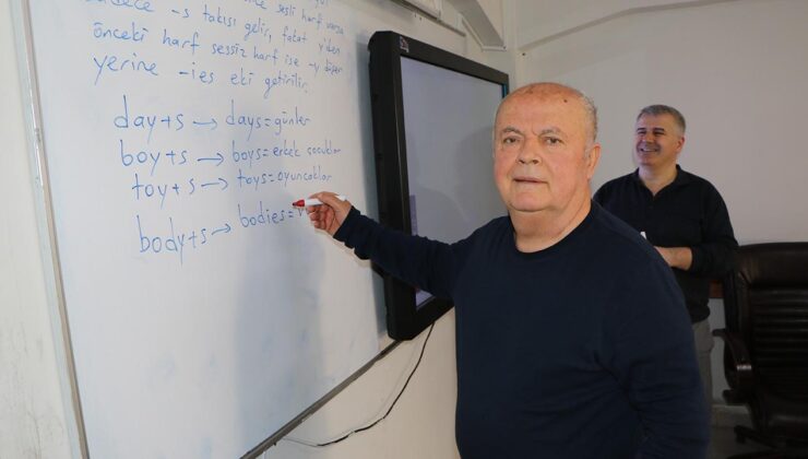 74 Yaşındaki Dededen Torununa İngilizce Sevgisi: Ahmet Çilek, İngilizce Öğrenerek Torunuyla Köprü Kuruyor