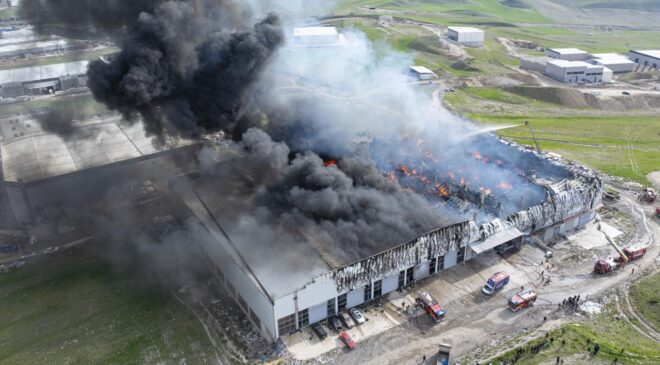 Ankara’da Mobilya Deposunda Yangın: Dempa Sanayi Sitesi’nde Alevler Yükseldi