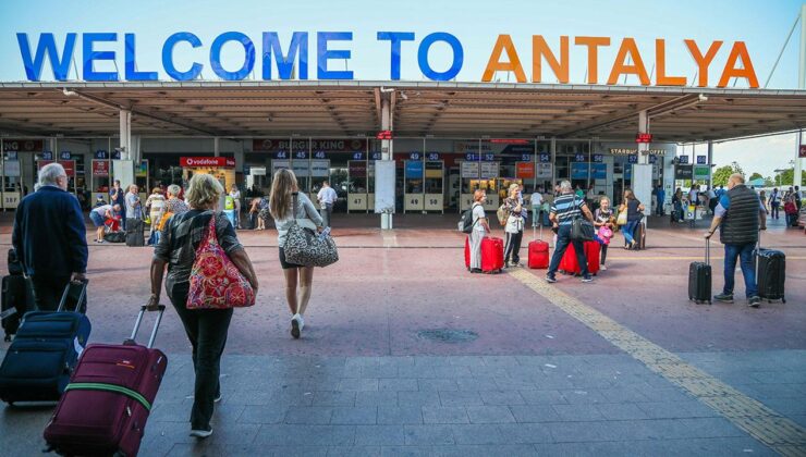 Antalya Havalimanı’nda Bahar Coşkusu: Mart Ayında Milyonlarca Yolcuya Hizmet Verildi