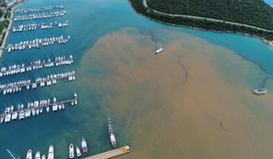 Antalya Kaş’ta Sağanak Sonrası Deniz Rengi Değişti: Mavi ve Kahverenginin Eşsiz Dansı