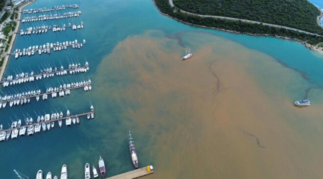 Antalya Kaş’ta Sağanak Sonrası Deniz Rengi Değişti: Mavi ve Kahverenginin Eşsiz Dansı