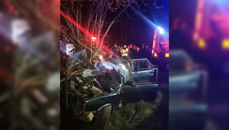 Antalya’da Feci Kaza: Ağaca Çarpan Otomobilde 2 Ölü, 2 Yaralı