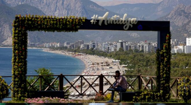 Antalya Turizminde Bahar Sevinci: Yabancı Turist Sayısı Artıyor, Hedef 17 Milyon