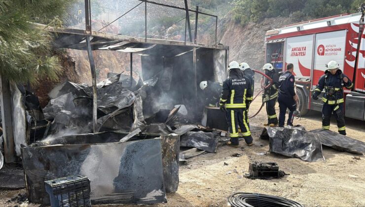 Antalya’da İnşaat Alanında Yangın: İşçilerin Konakladığı Konteynerde Çıkan Yangın Korkuttu
