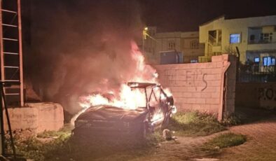 Yeşilkent’te Korku Dolu Anlar: Park Halindeki Otomobil Alev Alev Yandı
