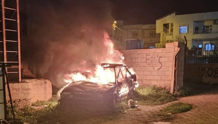 Yeşilkent’te Korku Dolu Anlar: Park Halindeki Otomobil Alev Alev Yandı