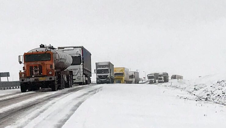 Kar Yağışı Ardından Türkgözü-Posof-Damal Kara Yolu Tır Geçişine Açıldı: Sürücüler Dikkat!
