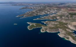 Atatürk Barajı’nda Baharın Güzelliği: Turkuaz Sular ve Yeşil Örtüyle Maldivler’i Aratmayan Manzara