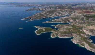 Atatürk Barajı’nda Baharın Güzelliği: Turkuaz Sular ve Yeşil Örtüyle Maldivler’i Aratmayan Manzara