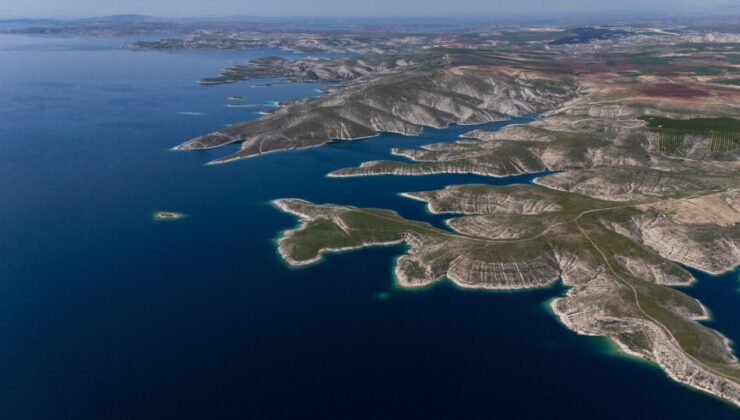 Atatürk Barajı’nda Baharın Güzelliği: Turkuaz Sular ve Yeşil Örtüyle Maldivler’i Aratmayan Manzara