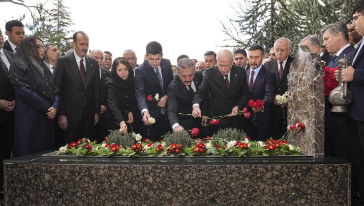 Devlet Bahçeli, Alparslan Türkeş’i Kabri Başında Andı: Kur’an-ı Kerim Okundu, Karanfiller Bırakıldı