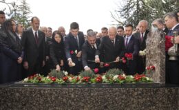 Bahçeli, Alparslan Türkeş’i Kabri Başında Andı: Kuran-ı Kerim Okundu, Karanfiller Bırakıldı