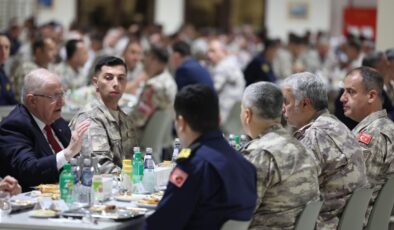 Milli Savunma Bakanı Yaşar Güler’den Katar’daki Türk Birliği’ne Ziyaret: Mehmetçik ile Akşam Yemeğinde Bir Araya Geldi