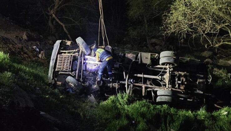Balıkesir’de Kamyonet Şarampole Devrildi: 1 Ölü, 1 Yaralı