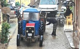 Ayvalık’ta Sağanak Yağış Hayatı Felç Etti: Cadde ve Sokaklar Göle Döndü