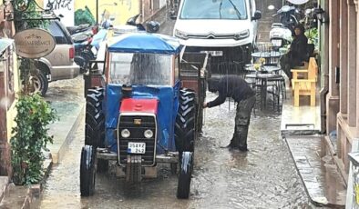 Ayvalık’ta Sağanak Yağış Hayatı Felç Etti: Cadde ve Sokaklar Göle Döndü