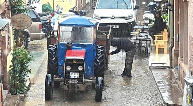 Ayvalık’ta Sağanak Yağış Hayatı Felç Etti: Cadde ve Sokaklar Göle Döndü