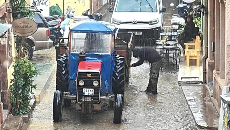 Ayvalık’ta Sağanak Yağış Hayatı Felç Etti: Cadde ve Sokaklar Göle Döndü