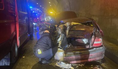 Bolu Dağı Tüneli’nde Faciadan Dönüldü: Tır, Arızalanan Otomobile Çarptı, 5 Yaralı