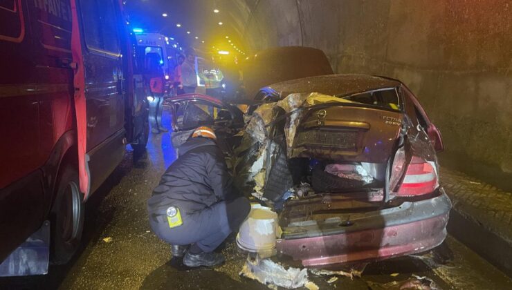 Bolu Dağı Tüneli’nde Faciadan Dönüldü: Tır, Arızalanan Otomobile Çarptı, 5 Yaralı