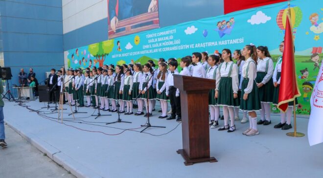 İzmir’de Hastanede Tedavi Gören Çocuklara 23 Nisan Coşkusu: TRT İzmir Radyosu Konseri ve Sürpriz Hediyeler