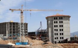 Deprem Konutları İhalesi Dolandırıcılığı: 15 Sanığa Hapis ve Milyonlarca Liralık Ceza