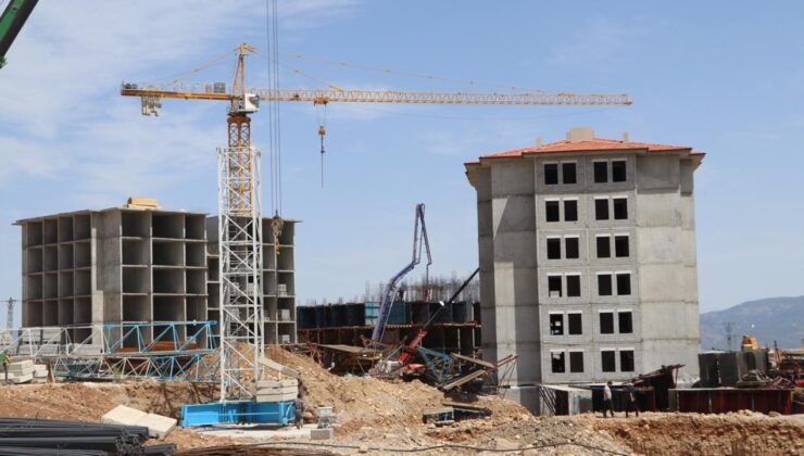 Deprem Konutları İhalesi Dolandırıcılığı: 15 Sanığa Hapis ve Milyonlarca Liralık Ceza