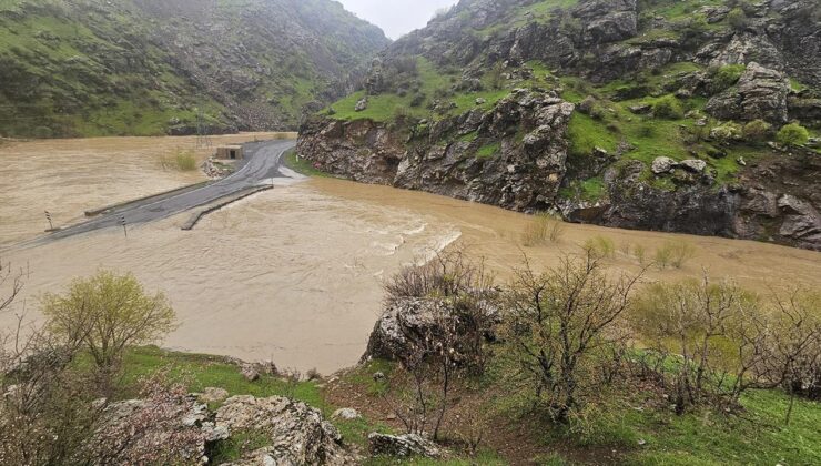 Şemdinli-Derecik Karayolu Ulaşıma Kapandı: Sağanak Yağış Sonrası Dere Taştı