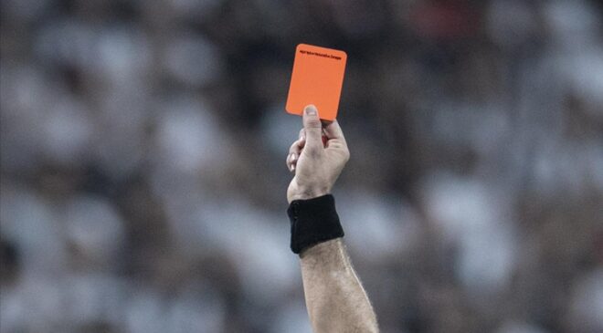 FIFA’dan Ayrımcılıkla Mücadelede Kapsamlı Adımlar: Ağzını Kapatan Futbolcuya Kırmızı Kart!