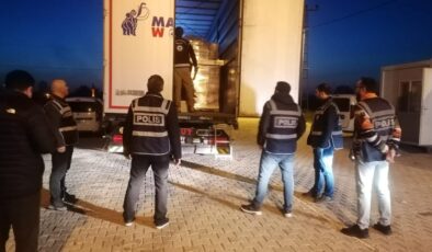 D-100’de Göçmen Operasyonu: Hurma ve Yağ Yüklü Tırda 18 Kaçak Göçmen Yakalandı