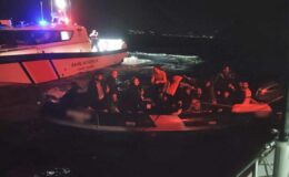 İzmir Açıklarında Düzensiz Göçmen Operasyonu: 24 Kişi Kurtarıldı, Göçmen Kaçakçısı Gözaltında