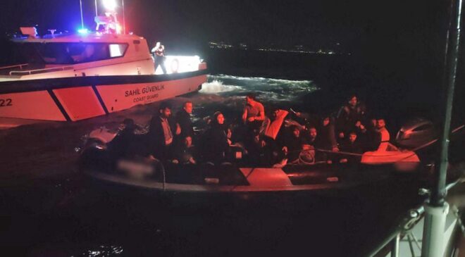 İzmir Açıklarında Düzensiz Göçmen Operasyonu: 24 Kişi Kurtarıldı, Göçmen Kaçakçısı Gözaltında