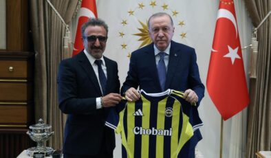 Cumhurbaşkanı Erdoğan’dan Hamdi Ulukaya’ya Kabul: Fenerbahçe Forması Hediye Edildi