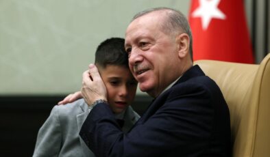 23 Nisan’da Duygusal Anlar: Cumhurbaşkanı Erdoğan’dan Minik Öğrenciye Şefkat Dolu Yaklaşım