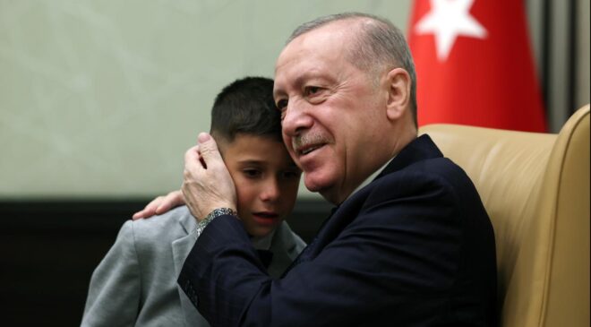 23 Nisan’da Duygusal Anlar: Cumhurbaşkanı Erdoğan’dan Minik Öğrenciye Şefkat Dolu Yaklaşım