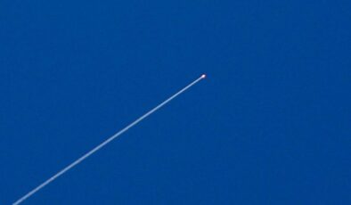 İran Devrim Muhafızları’ndan BAE’deki ABD Hedefine Balistik Füze Saldırısı: Çok Sayıda Kayıp İddiası