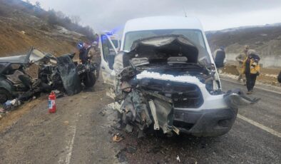 Gümüşhane’de Feci Kaza: Öğretmen Servisi ile Otomobil Çarpıştı, 1 Ölü, 9 Yaralı