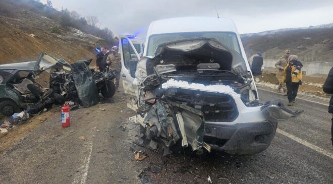 Gümüşhane’de Feci Kaza: Öğretmen Servisi ile Otomobil Çarpıştı, 1 Ölü, 9 Yaralı