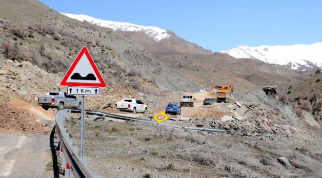 Hakkari-Van Karayolu’nda Heyelan: Ulaşım Aksıyor, Alternatif Güzergah Çalışmaları Sürüyor