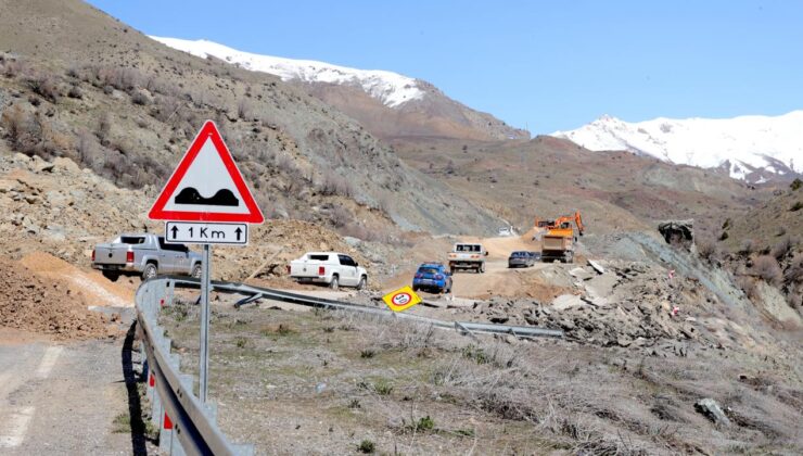 Hakkari-Van Karayolu’nda Heyelan: Ulaşım Aksıyor, Alternatif Güzergah Çalışmaları Sürüyor
