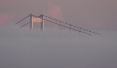 İstanbul Boğazı’nda Yoğun Sis: Fatih Sultan Mehmet Köprüsü Görünmez Oldu
