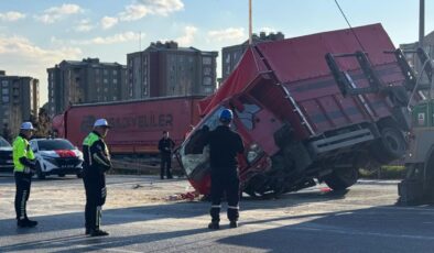 İstanbul’da Feci Kaza: Kamyonet ve Otomobil Çarpıştı, 1 Çocuk Hayatını Kaybetti