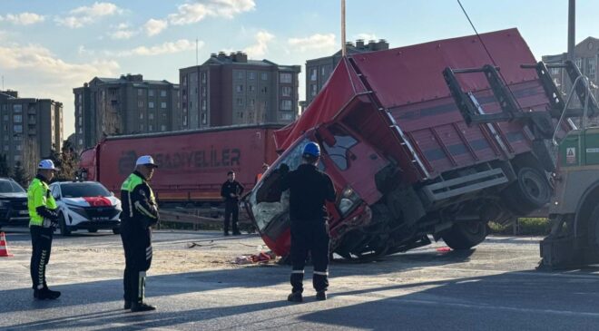 İstanbul’da Feci Kaza: Kamyonet ve Otomobil Çarpıştı, 1 Çocuk Hayatını Kaybetti