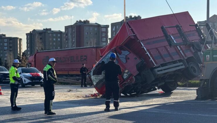 İstanbul’da Feci Kaza: Kamyonet ve Otomobil Çarpıştı, 1 Çocuk Hayatını Kaybetti