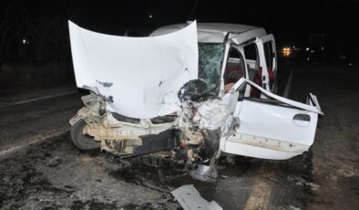 İzmir’de Zincirleme Kaza: Sollama Girişimi Facitaya Dönüştü, 4 Yaralı