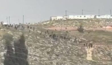 İsrailli Yerleşimcilerden Batı Şeria’da Filistinlilere Saldırı: Evler Kundaklandı, Genç Yaralandı