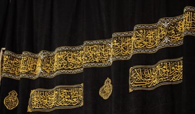 Kabe’nin Örtüsü Hac Sezonu Hazırlıkları Kapsamında 3 Metre Yukarı Kaldırıldı: Tavaf Kolaylığı Sağlanacak