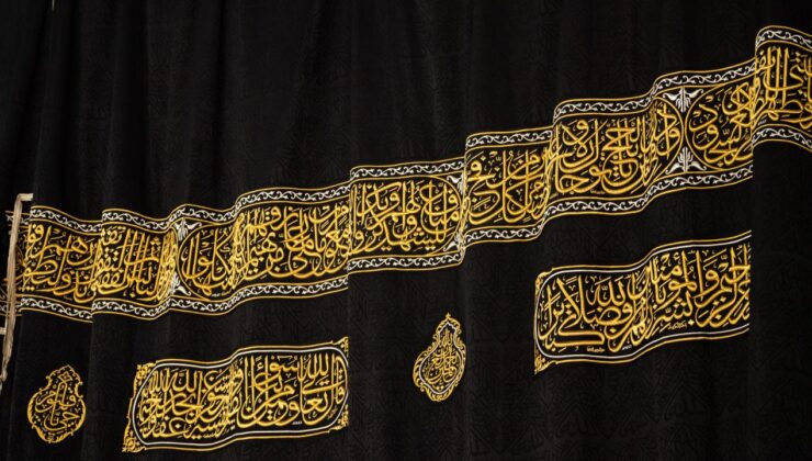 Kabe’nin Örtüsü Hac Sezonu Hazırlıkları Kapsamında 3 Metre Yukarı Kaldırıldı: Tavaf Kolaylığı Sağlanacak