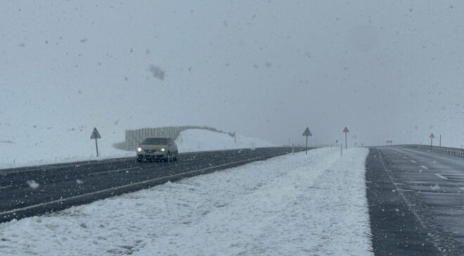 Erzurum’da Bahar Sürprizi: Yağmur ve Kar Ulaşımı Olumsuz Etkiledi